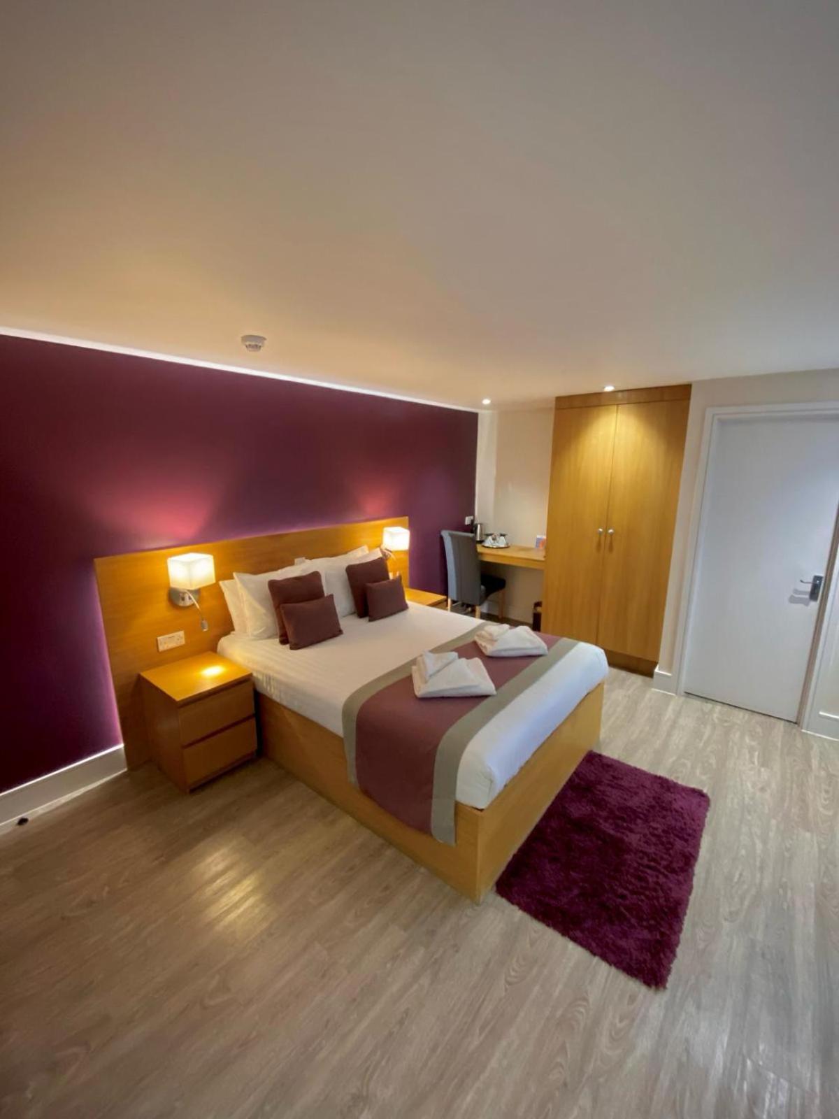 Holtwhites Hotel Енфийлд Екстериор снимка