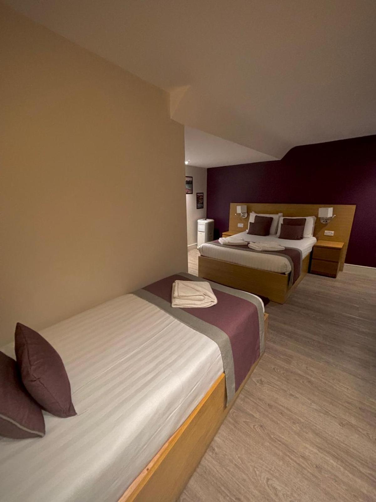Holtwhites Hotel Енфийлд Екстериор снимка