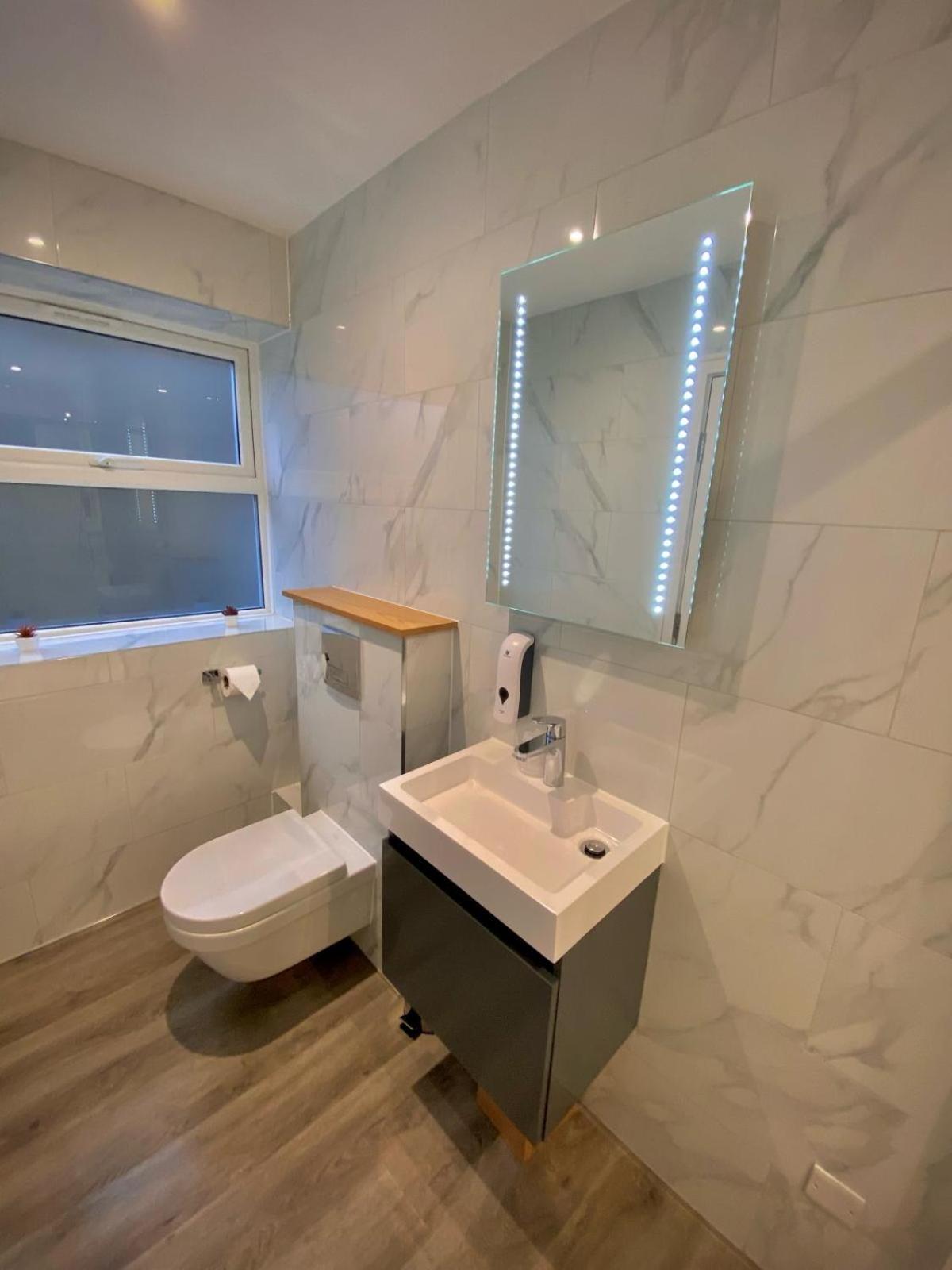 Holtwhites Hotel Енфийлд Екстериор снимка