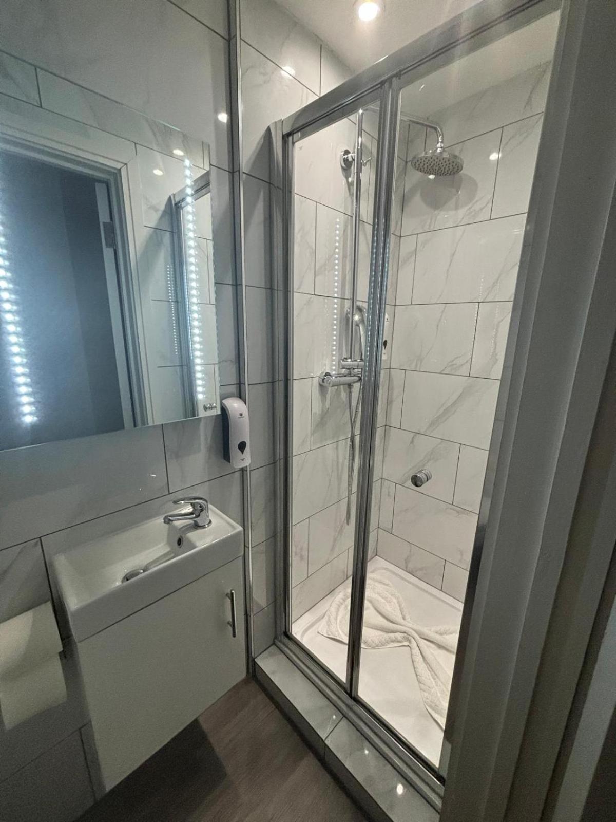 Holtwhites Hotel Енфийлд Екстериор снимка