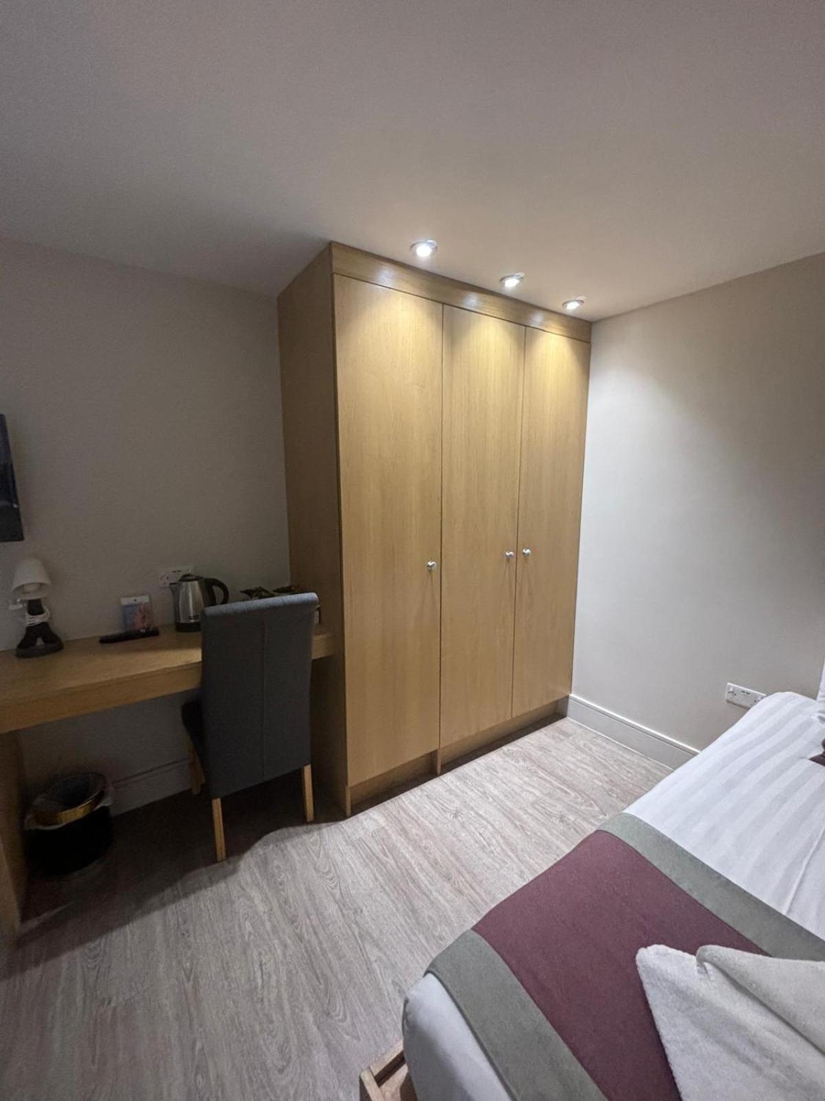 Holtwhites Hotel Енфийлд Екстериор снимка