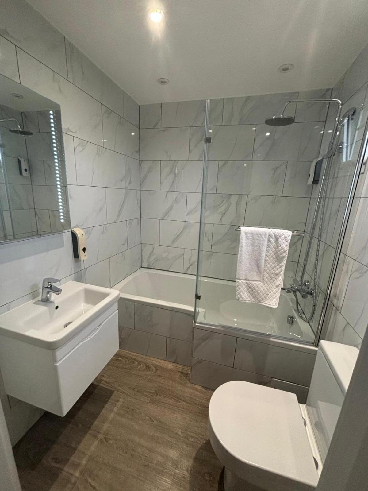 Holtwhites Hotel Енфийлд Екстериор снимка