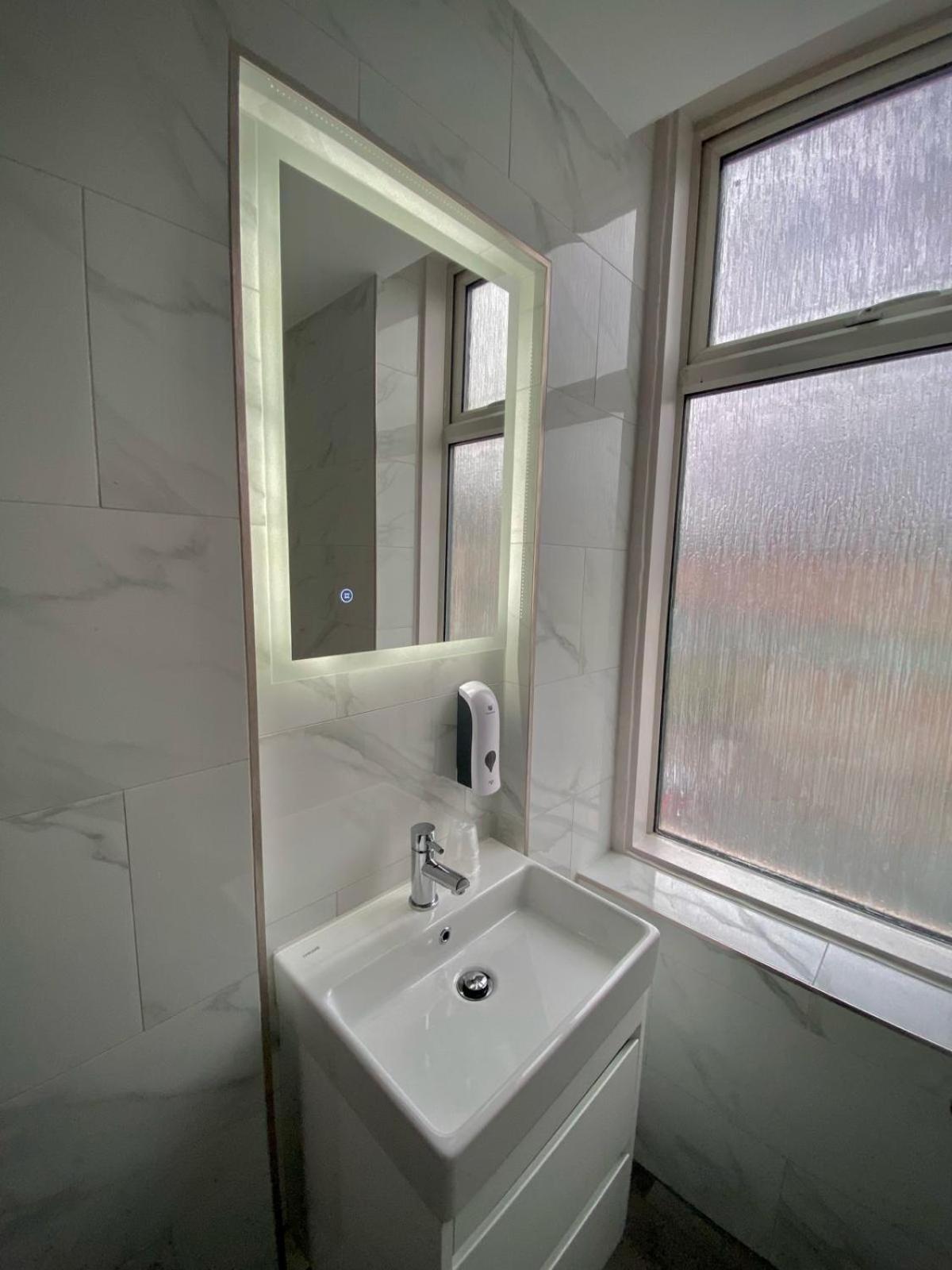 Holtwhites Hotel Енфийлд Екстериор снимка