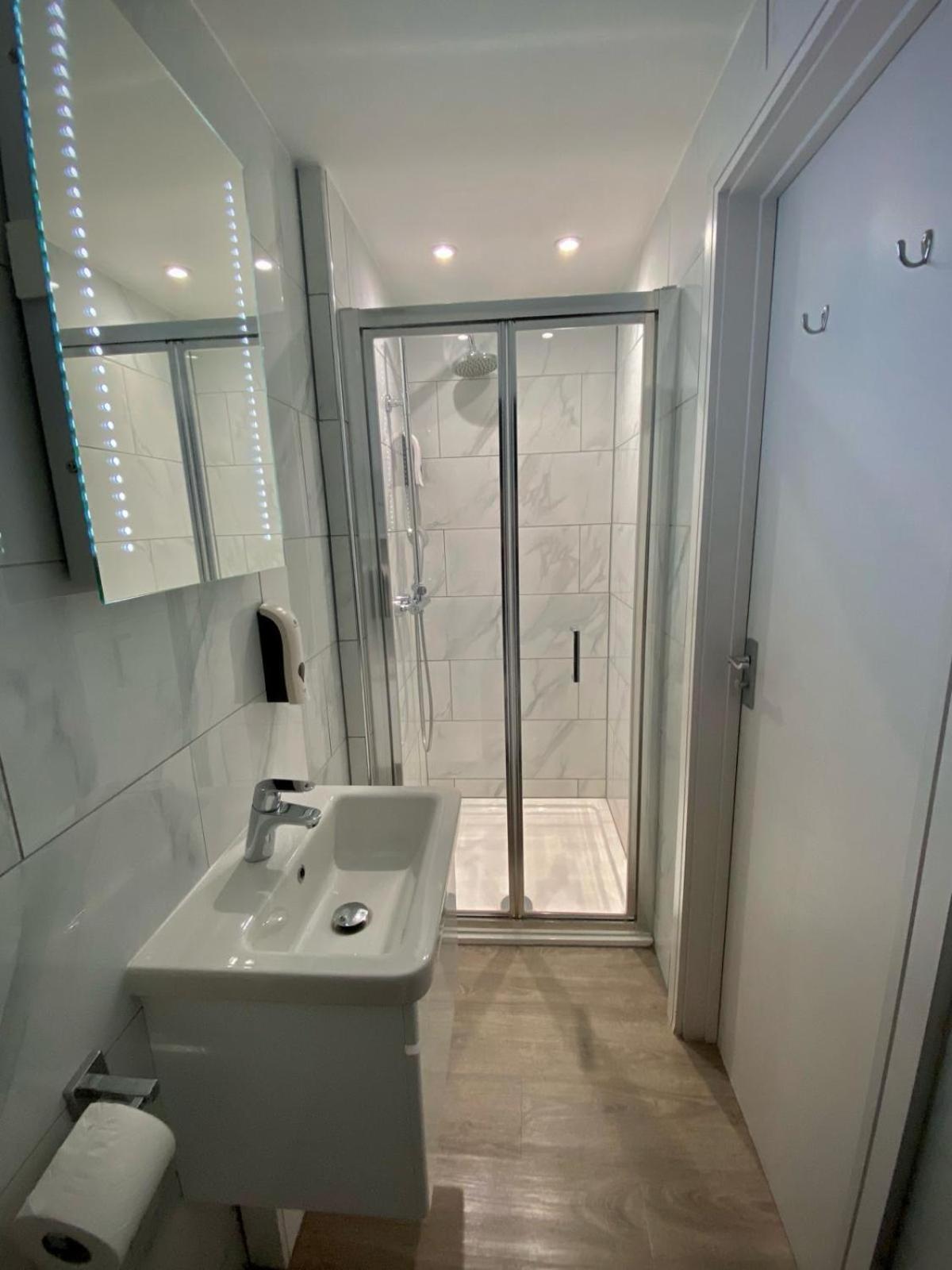 Holtwhites Hotel Енфийлд Екстериор снимка
